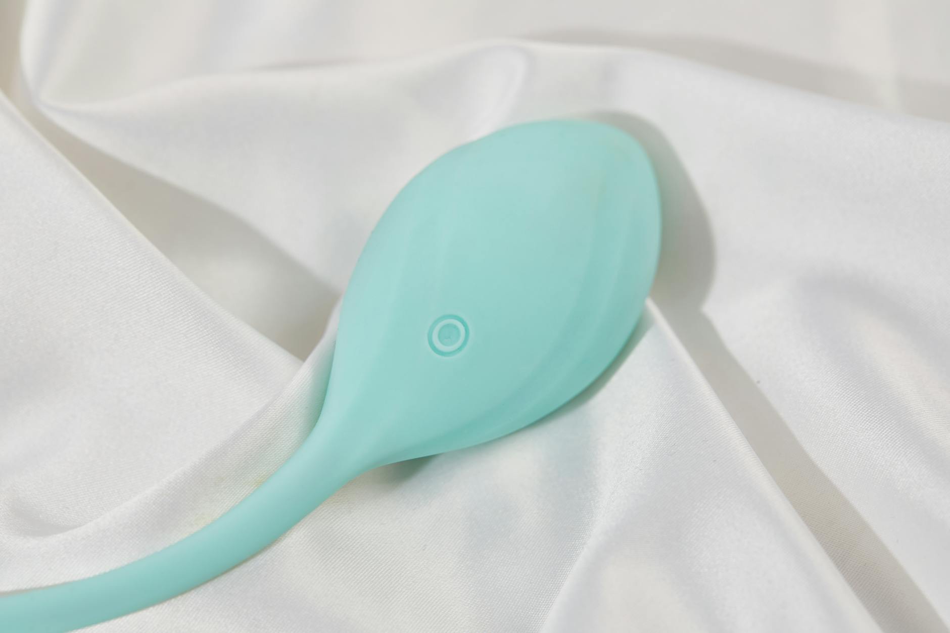 Limoni freschi e maturi con buccia liscia su sfondo neutro