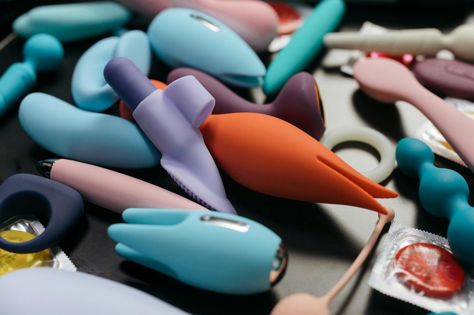 Raccolta di giocattoli per adulti vibranti, inclusi vibratori e anelli in primo piano